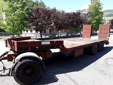 Rimorchio pianale 3 assi con rampe