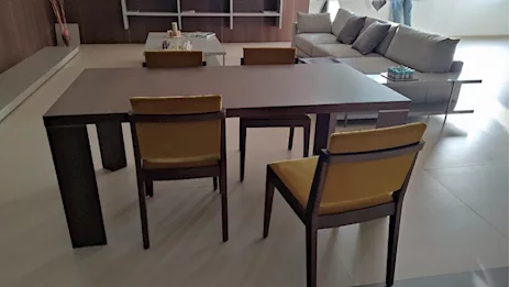 Arredo salotto divano + tavolo + sedie