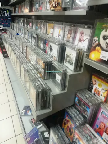 Scaffale grigio libri e CD 2010