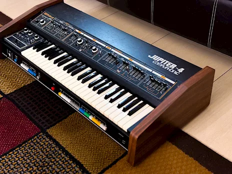 A collezionista o museo - Roland Jupiter 4 pari al nuovo