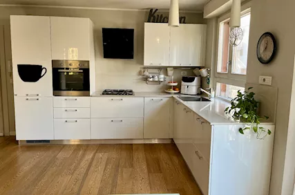 Cucina SCAVOLINI bianca con top quarzo beige