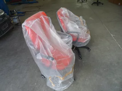 Due poltrone per ufficio in tessuto rosse usate