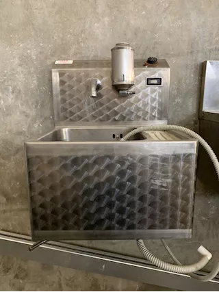 Lavandino da parete con sterilizzatore