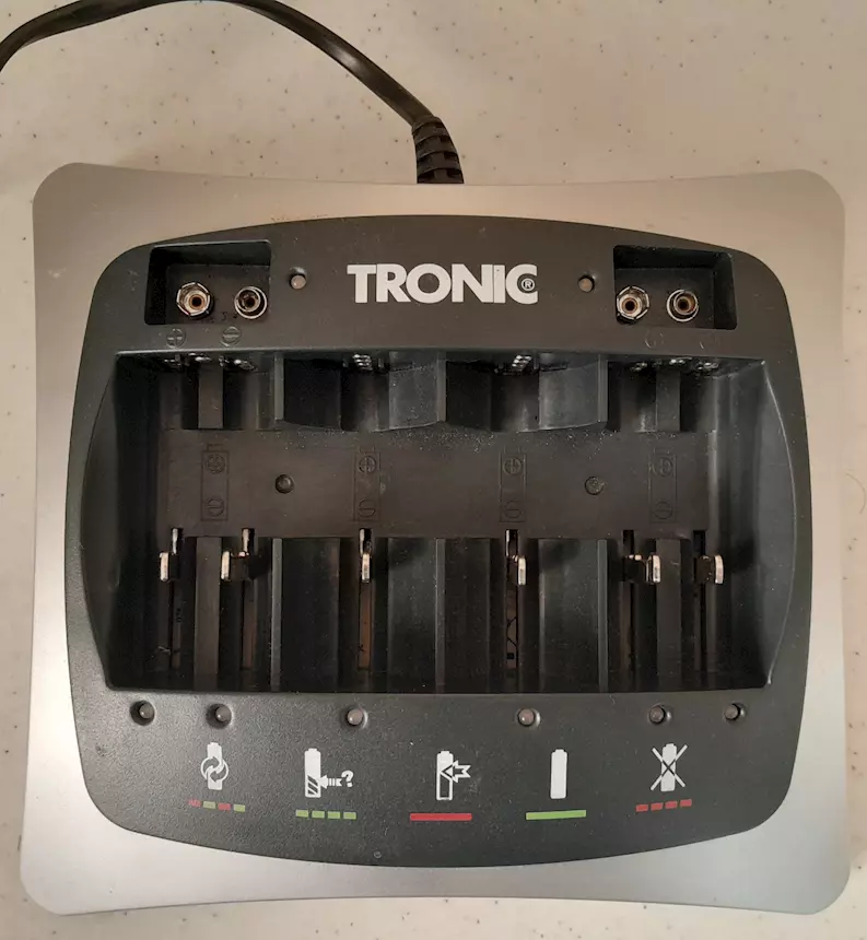 Caricabatterie con LED universale per batterie ricaricabili, tipo transistor