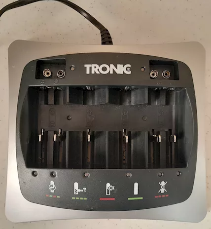 Caricabatterie con LED universale per batterie ricaricabili