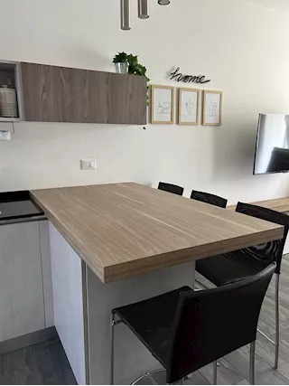 Penisola con 4 sgabelli