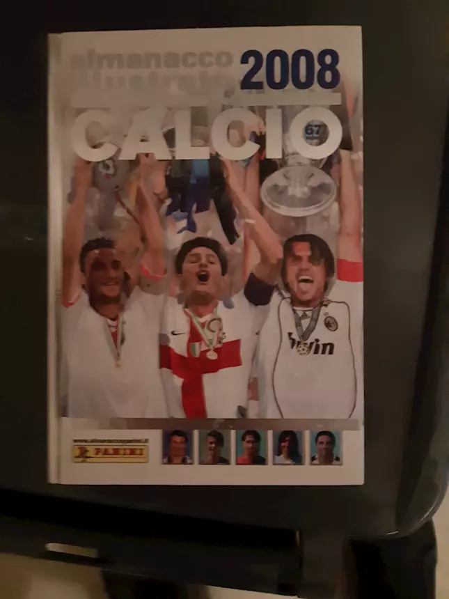 Vendo libri e album figurine