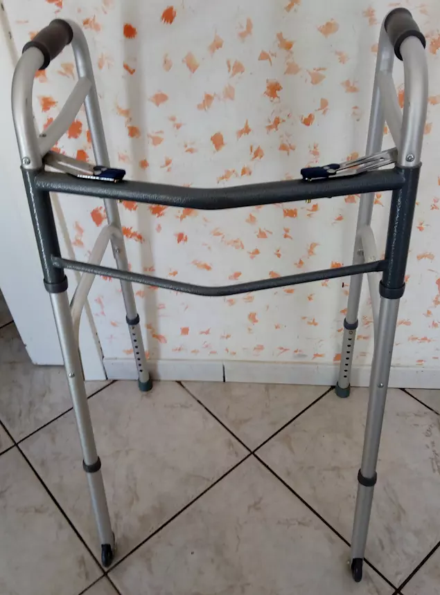 Deambulatore regolabile e richiudibile pieghevole in alluminio