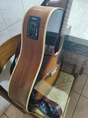 Chitarra acustica elettrificata