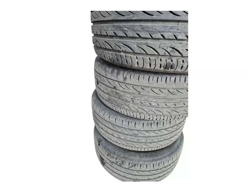4 ruote in lega da 17 gomme all'80 % BMW e60