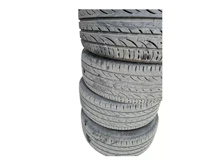 4 ruote in lega da 17 gomme all'80 % BMW e60