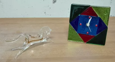 2 nuovi oggetti soprammobili, orologio e cavallo, in vetro