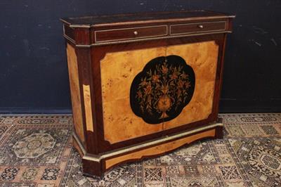 Credenza in legno decorato di provenienza italiana