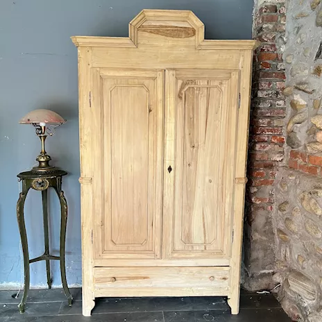 Antico armadio restaurato al grezzo naturale