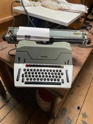 Macchina da Scrivere Olivetti 84