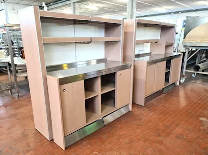 Retro banco in legno e acciaio per minimarket usato