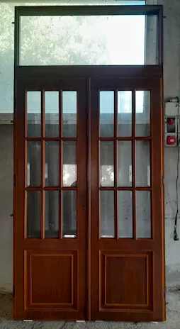 Porta a vetri doppia all'inglese in legno noce con alloggio