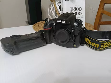 Nikon D800 full frame con Battery Grip. Come nuova.