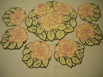 6 Sottobicchieri a Rosa e 1 Centro Fatti a Mano Wintage