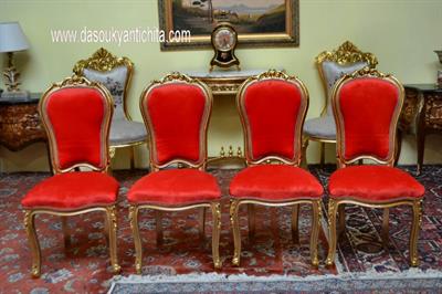 Gruppo di quattro sedie in velluto rosso stile Luigi XV
