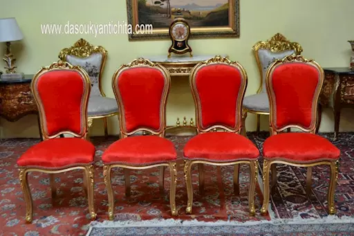 Gruppo di quattro sedie in velluto rosso stile Luigi XV