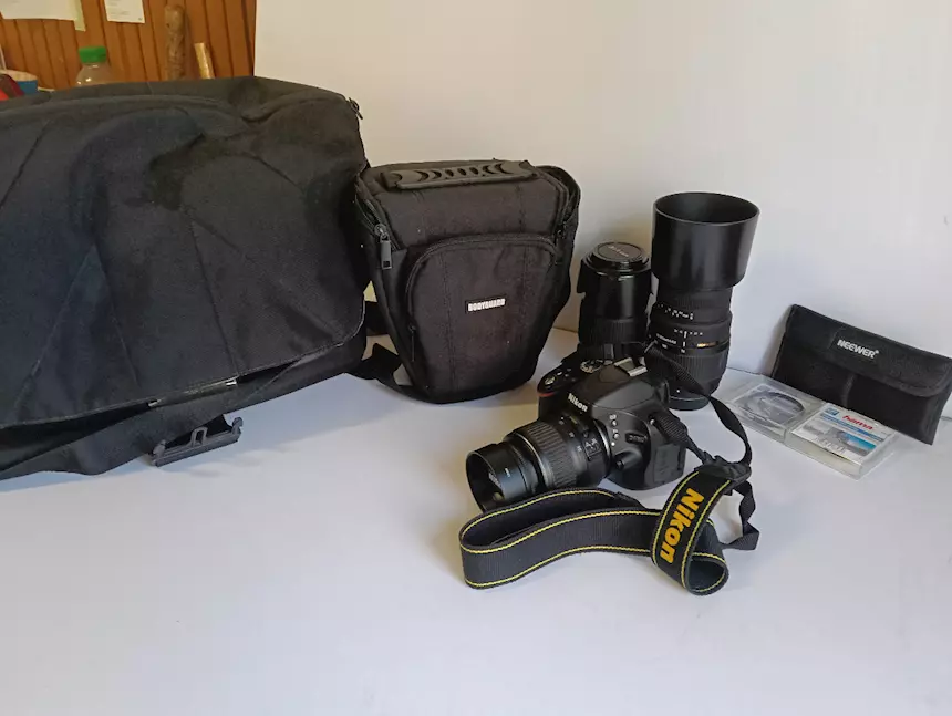Nikon D5100 con tre obiettivi, filtri e borse, come nuova