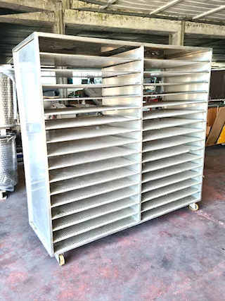Carrello portateglie con vani forati usato