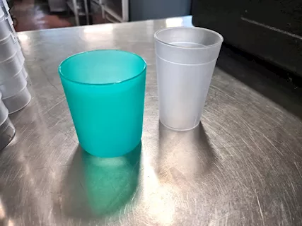 Bicchieri in plastica dura usati - Foto 2