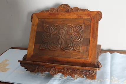 Antico leggio epoca XIX con bellissimi intagli. mis 51 x 41