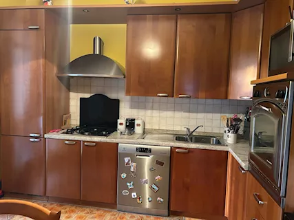 Cucina completa di elettrodomestici tavolo e 6 sedie