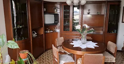 Grande mobile da sala con vetrinette laterali