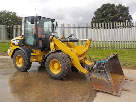 2015 CAT 908M pala gommata