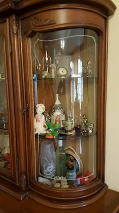 Vetrina in piuma di noce con tavolo e 4 sedie, ottimo stato - Foto 3