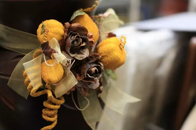 Vaso Classico ad Anfora con Fiori Finti - 24323, color noce - Foto 2