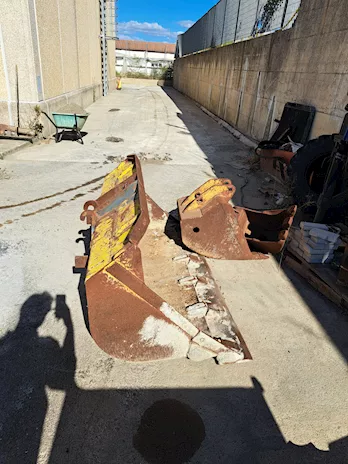 Terna 4x4 con benna e forca, in ottime condizioni - Anteprima 5