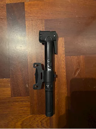 Pompa bicicletta con doppio adattatore