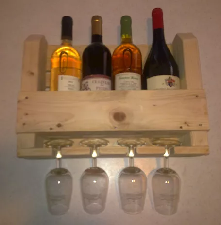 Porta bottiglie e calici in legno da parete. Design rustico
