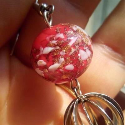 Pendenti con perle di Murano e perle di corallo rosso.