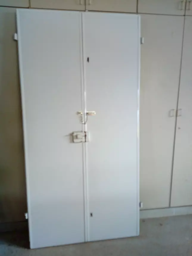 Foto 6Portone in legno di Pino a 2 ante con pannello interno lacca, ottime condizioni