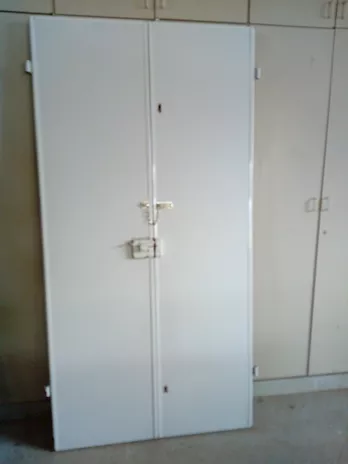 Portone in legno di Pino a 2 ante con pannello interno lacca, ottime condizioni - Anteprima 6