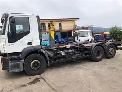 Iveco Stralis AT 26031 con gancio scarrabile
