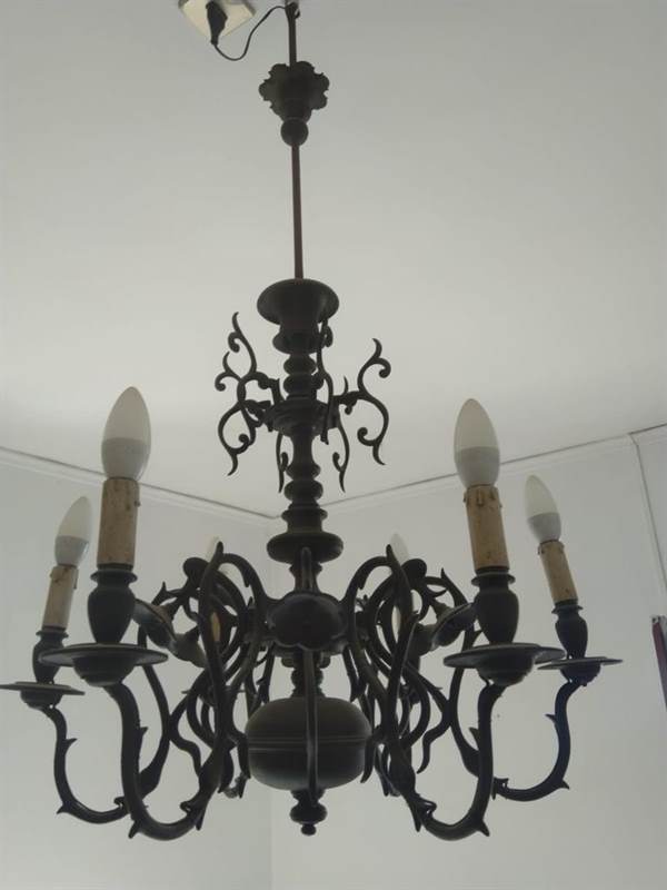 Antico lampadario in bronzo