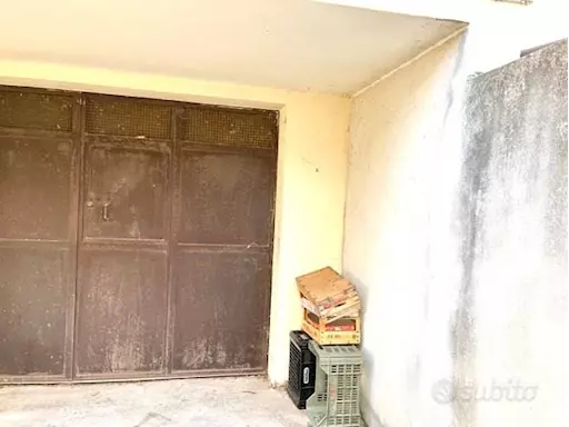 Via Einaudi Marconia, locale deposito - garage