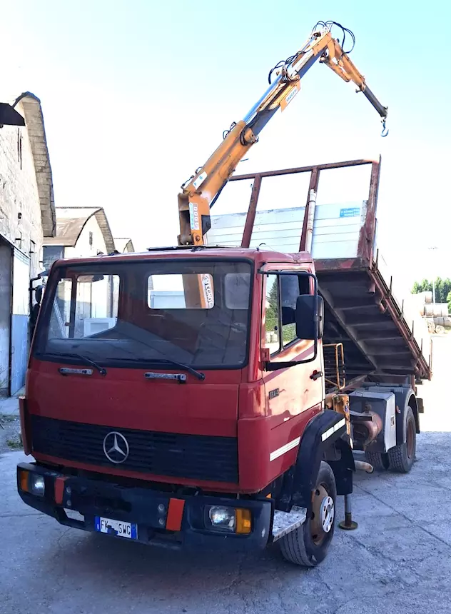 Foto 2 Mercedes 814 cassone ribaltabile trilaterale con gru Effer 4000, 2 s