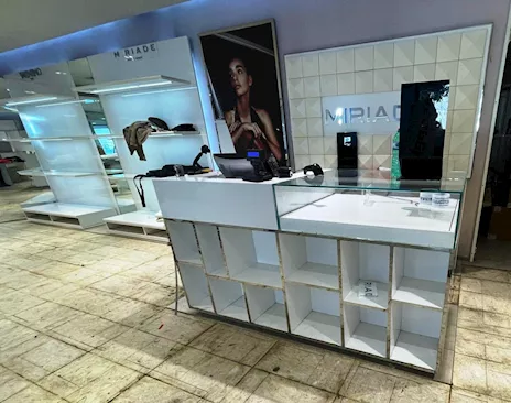 Banco cassa bianco con cubi e teca vetrina 54211