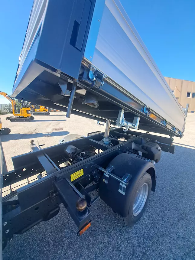 Foto 4IVECO DAILY DOPPIA CABINA RIBALTABILE TRILATERALE - NUOVO, cassone fisso