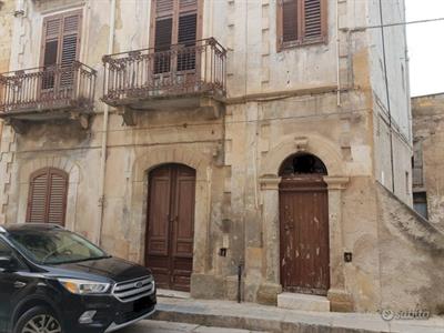 Castelvetrano intero stabile del 1900 di vani 9