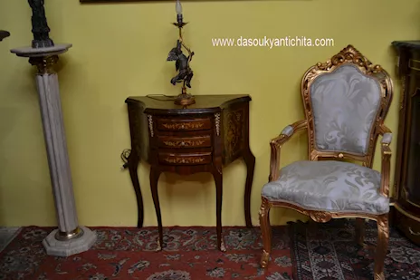 Comodino-tavolino stile Luigi XV a tre cassetti