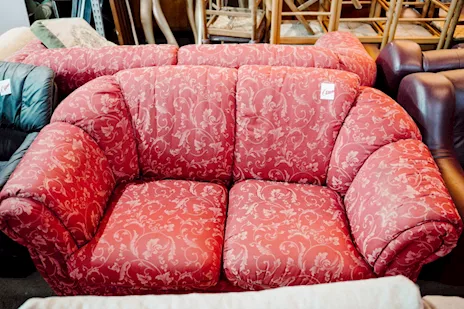 Divano Rosso con Decorazioni Floreali - 24592