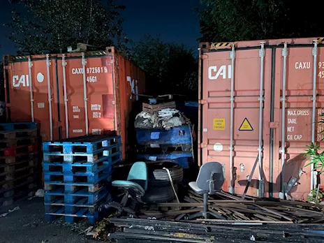Container, arredo negozio smontato e macchine da ufficio